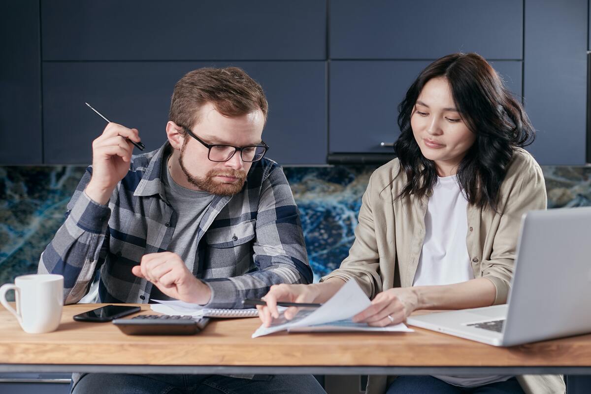 Couple qui s'informe sur comment réduire sa facture d’énergie