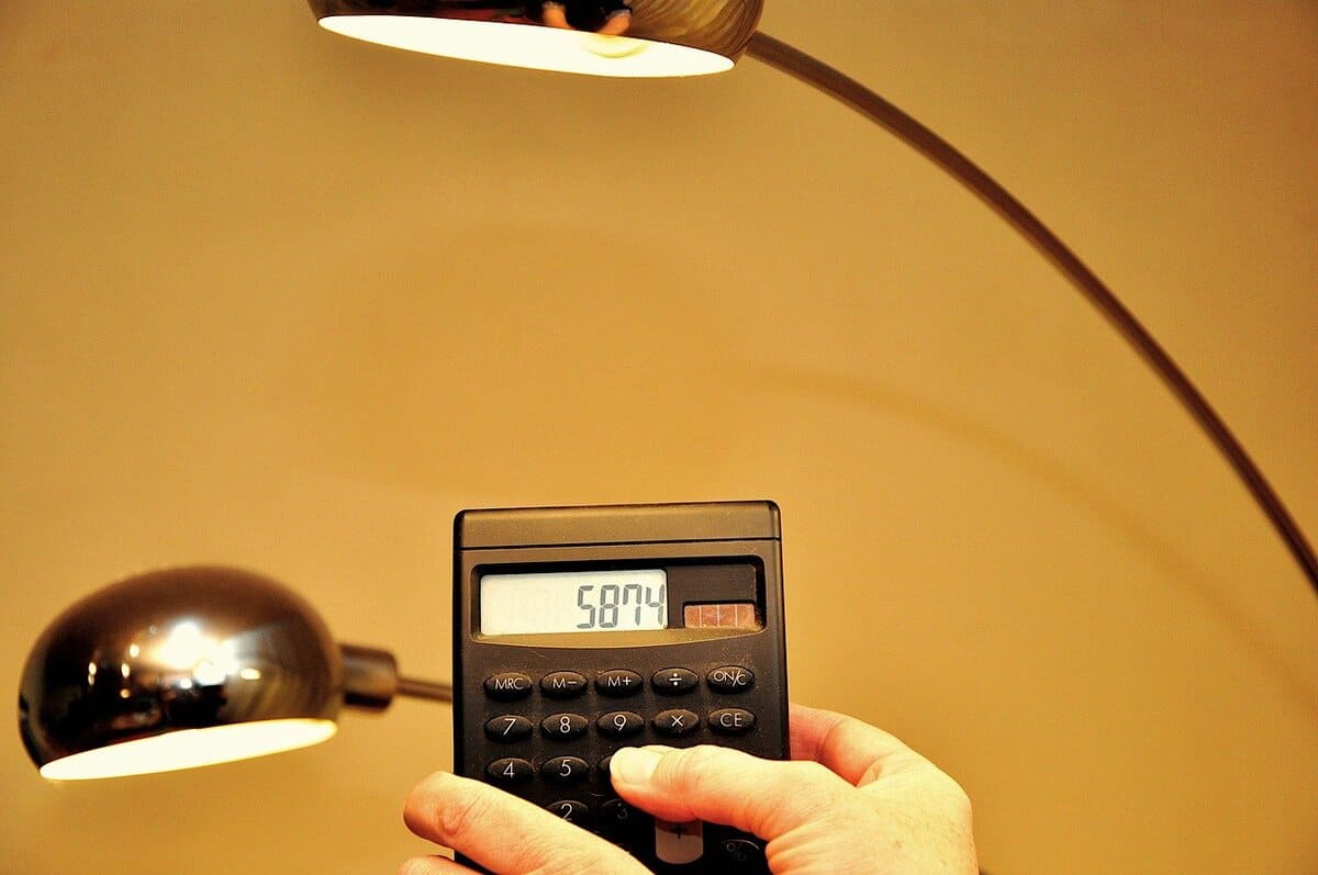 Comprendre étiquettes DPE calculatrice qui réalise calcul DPE