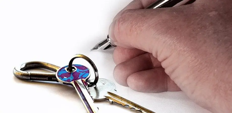 mains qui signe et récupère des clefs
