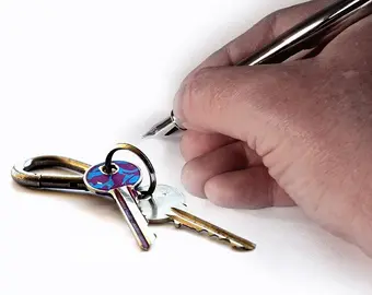mains qui signe et récupère des clefs