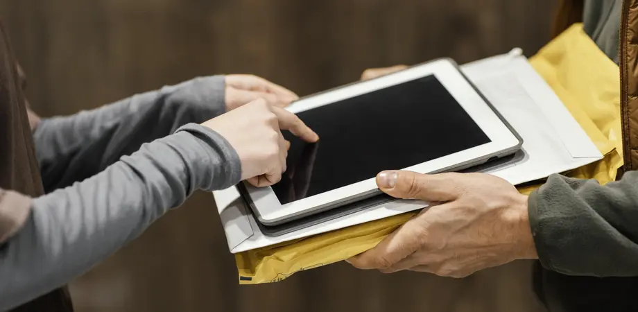 une personne signant électroniquement sur tablette
