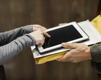 une personne signant électroniquement sur tablette