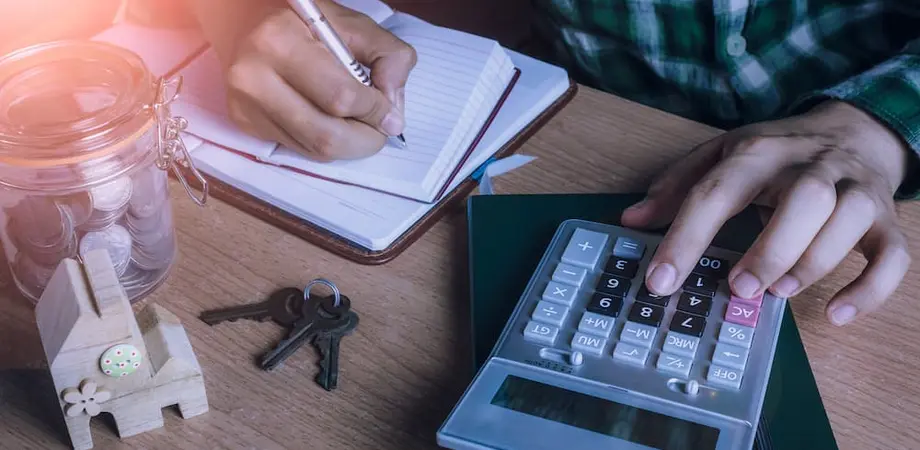 Un personne qui calcul la rentabilité