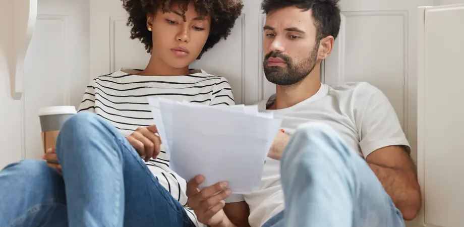 Couple qui s'informe sur l'encadrement des loyers