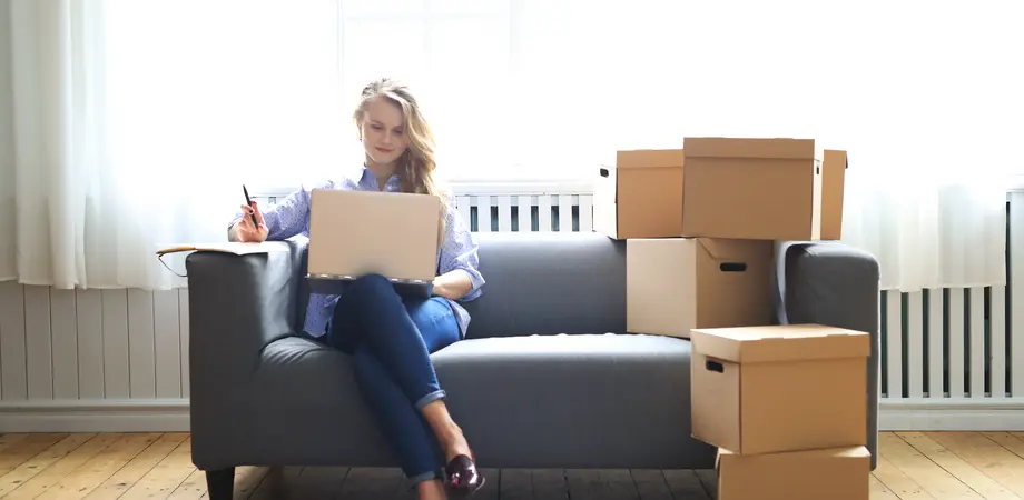 femme qui déménage réserve de loyer