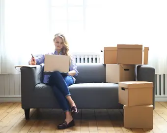 femme qui déménage réserve de loyer