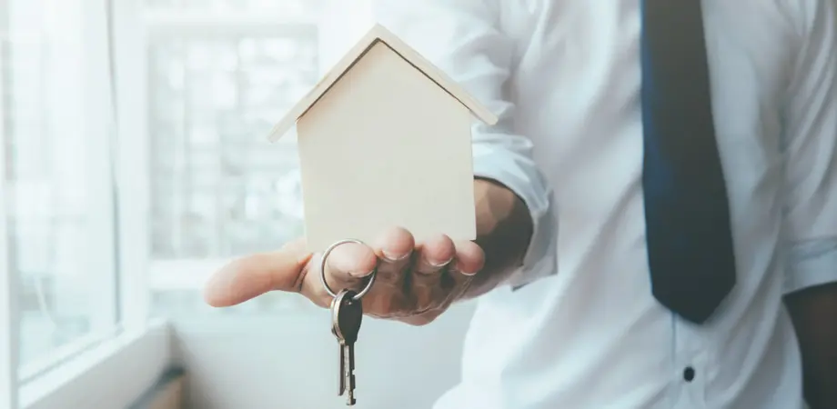 Agent immobilier tend les clefs d'un investissement locatif
