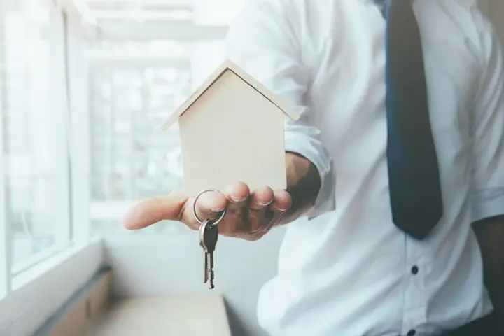 Agent immobilier tend les clefs d'un investissement locatif