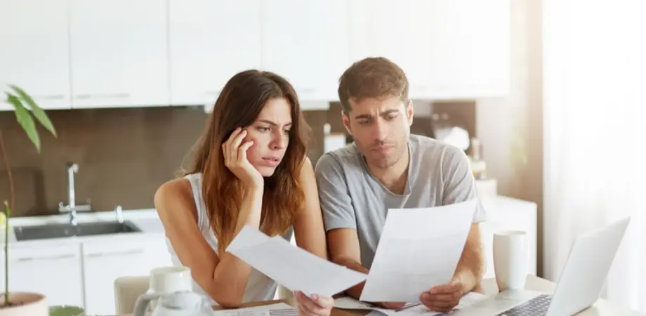 Deux locataires lisent le courrier sur l'exonération de taxe d'habitation
