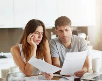 Deux locataires lisent le courrier sur l'exonération de taxe d'habitation