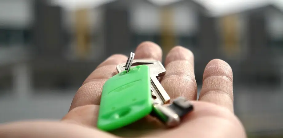 Mains tendues avec clefs d'un appart après négociation de son emprunt