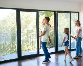 Une famille visite une maison avec balcon : la tendance immobilière post confinenemnt