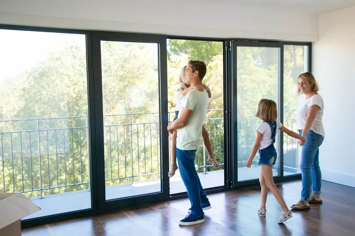 Une famille visite une maison avec balcon : la tendance immobilière post confinenemnt