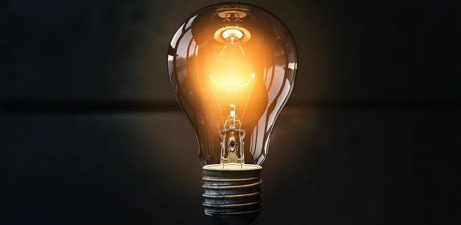 une ampoule allumée avec compteur EDF
