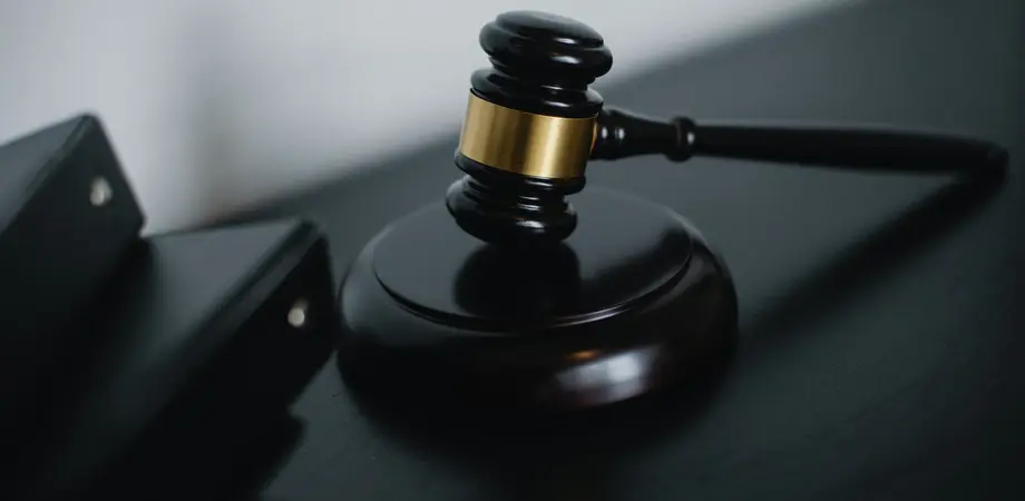 marteau de la justice nécéssaire pour gérer les impayés