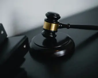 marteau de la justice nécéssaire pour gérer les impayés