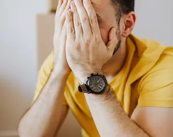 un homme dépité par un mauvais locataire qui n'a pas payé son loyer