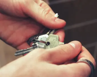 un garant tient les clefs d'un appart entre ses mains