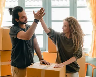 Deux colocataires au milieu de leur carton après avoir réussi à louer un appartement