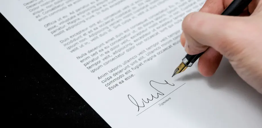 Un locataire signe son état des lieux de sortie