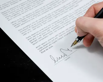 Un locataire signe son état des lieux de sortie