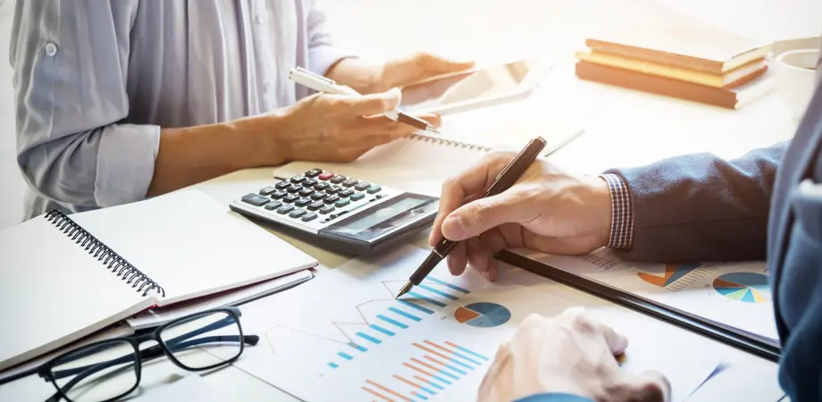 deux banquiers calculent la capacité d'emprunt
