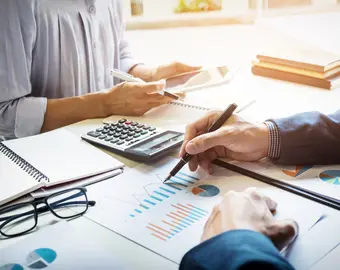 deux banquiers calculent la capacité d'emprunt
